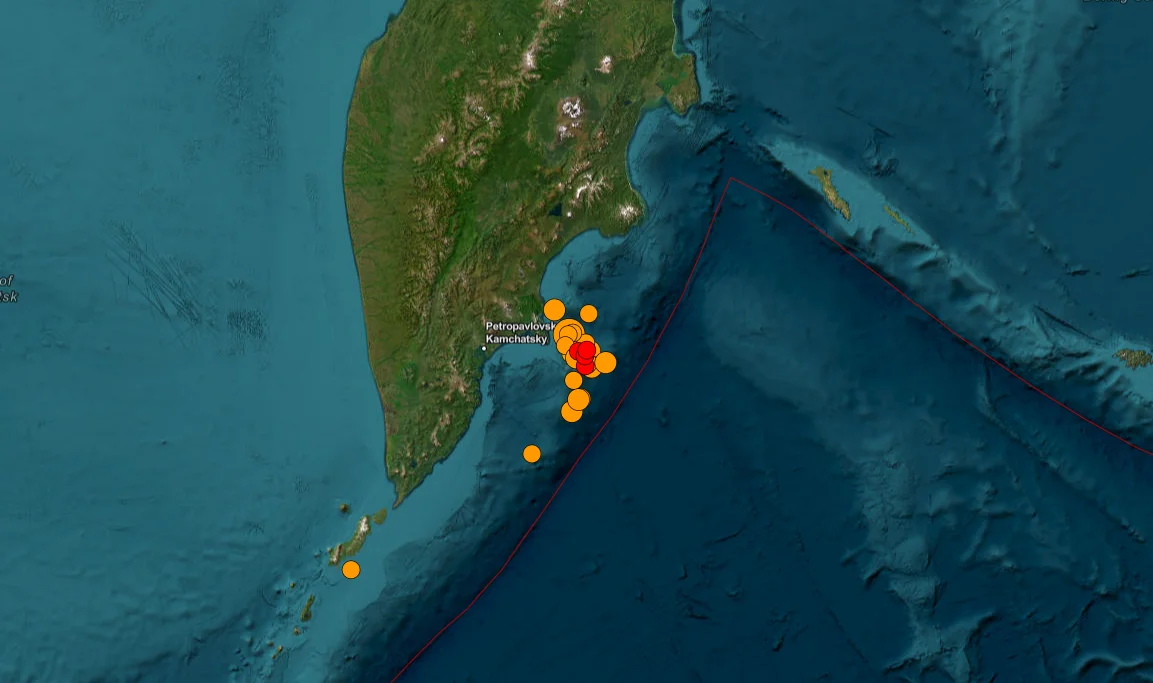 Mapa satelital de Kamchatka con los epicentros de los terremotos y réplicas recientes, según datos del USGS