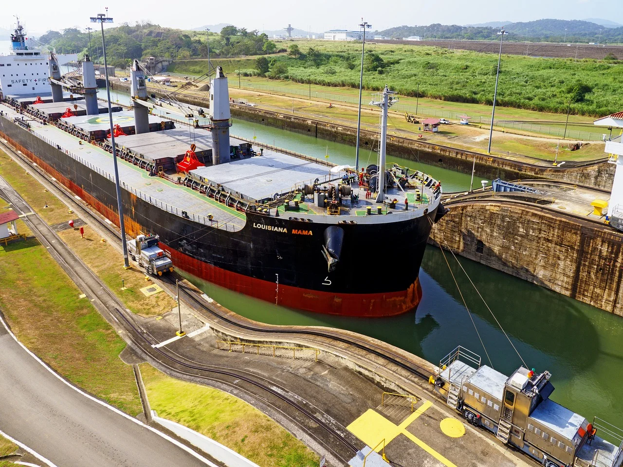 Buque de carga atravesando una esclusa del Canal de Panamá durante su tránsito