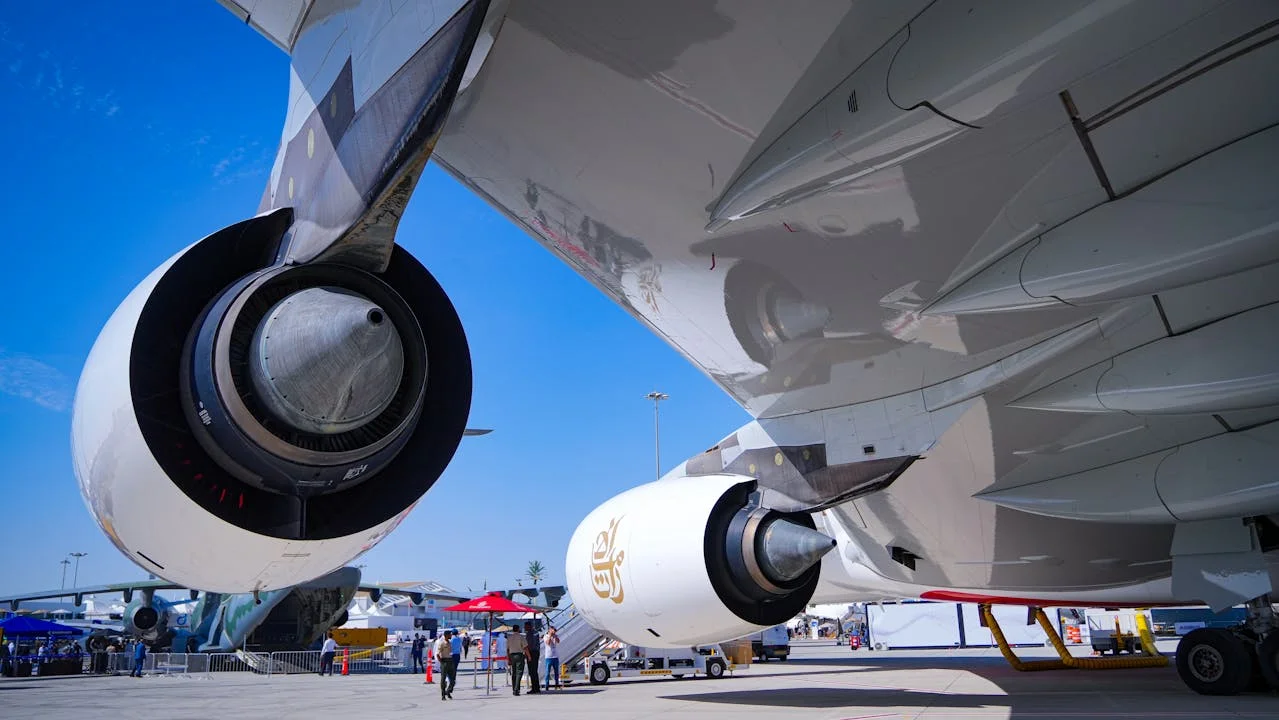 Vista de un avión de Emirates en el Aeropuerto Internacional de Dubái