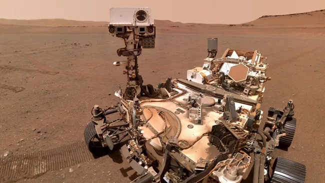 El rover Perseverance de la NASA capturado sobre la superficie marciana