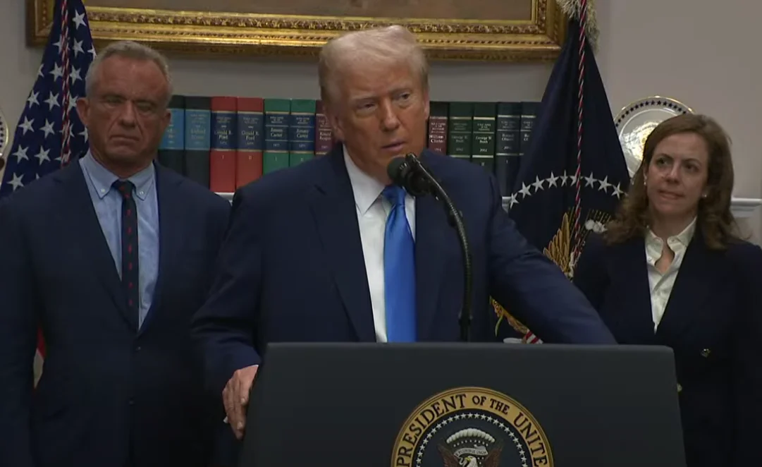 Donald Trump ofrece un discurso en la Casa Blanca, acompañado por funcionarios, con el sello presidencial de Estados Unidos al frente