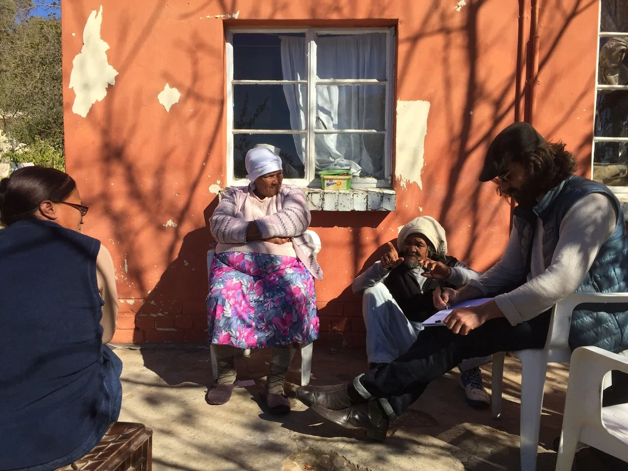 Entrevista en Clanwilliam, Sudáfrica, realizada en el marco de un muestreo genético en comunidades locales