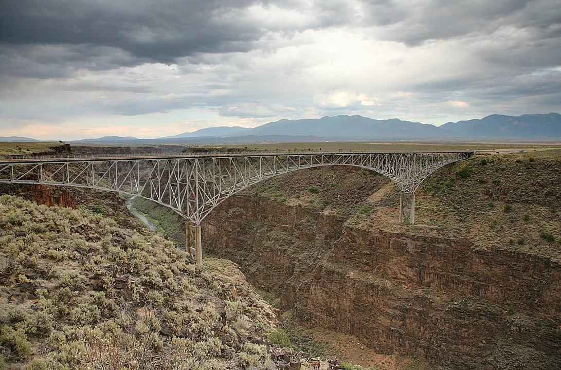 Vista panorámica del puente Río Grande Gorge en la Ruta 64 de Estados Unidos, cerca de Taos en Nuevo México