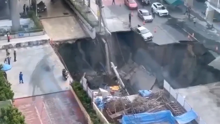 Cráter de unos 50 metros frente al Hospital Vajira en Bangkok, con calles colapsadas y vehículos cerca del borde