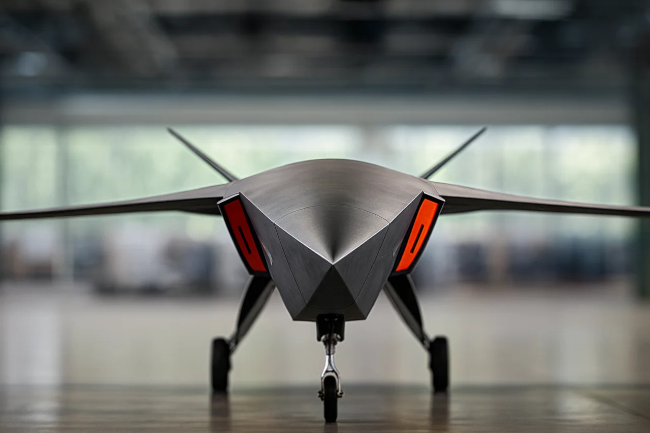 Vista frontal de un dron de combate futurista presentado en Alemania, con diseño angular y detalles en rojo