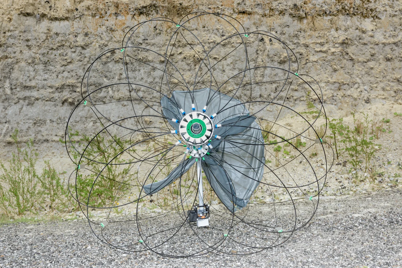 Estructura circular del prototipo Tumbleweed desplegada durante pruebas de campo, vista lateral