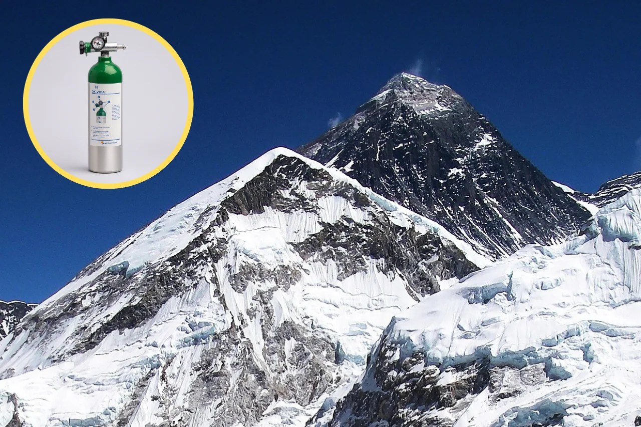 Tanque de oxígeno junto al Monte Everest nevado en un montaje ilustrativo