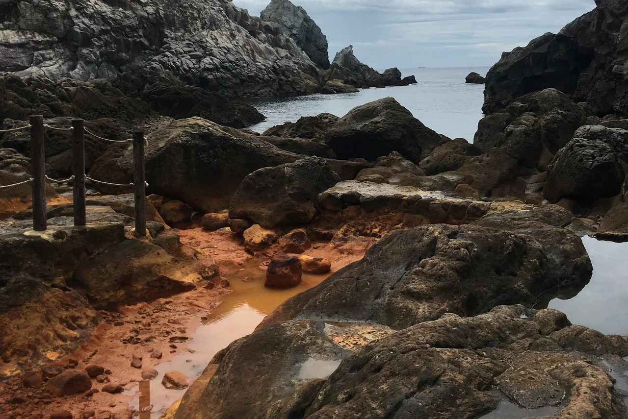 Panorámica de una fuente termal conectando desde el manantial hasta el océano