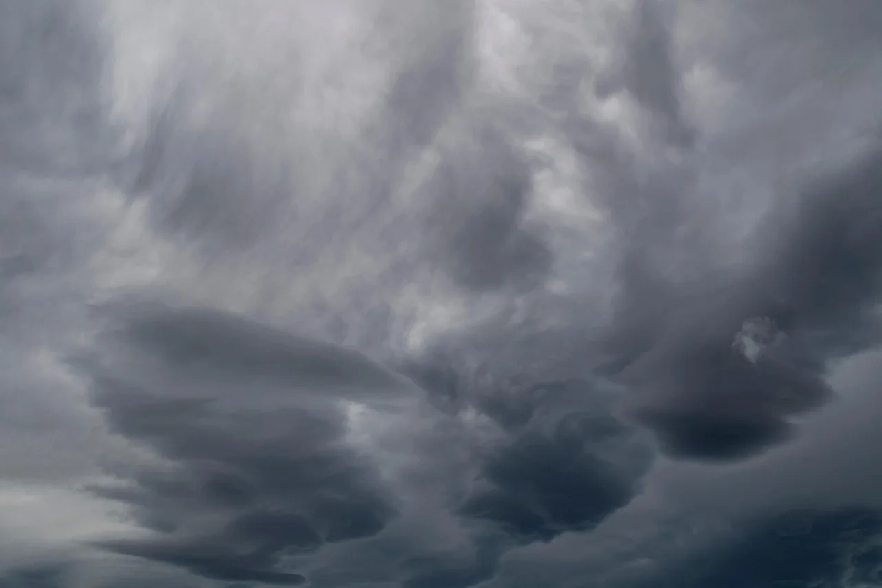 Cielo cubierto de nubes densas y oscuras que anuncian tormenta