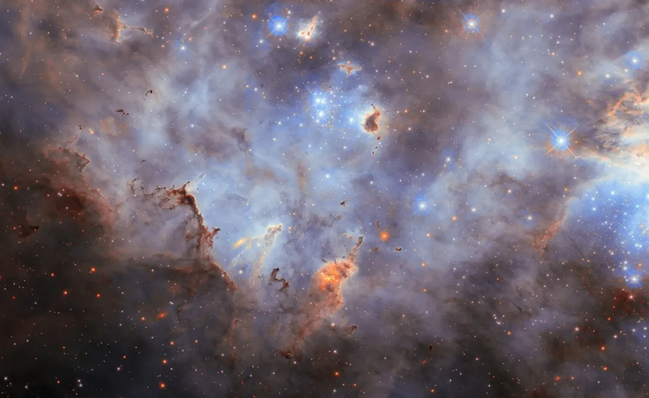 Cúmulo estelar en la Gran Nube de Magallanes con nubes de gas y polvo iluminadas por estrellas jóvenes