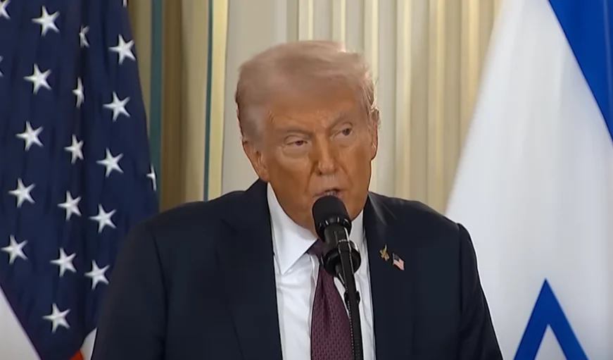 El presidente de Estados Unidos Donald Trump ofrece una declaración en una reunión junto al primer ministro israelí Benjamin Netanyahu