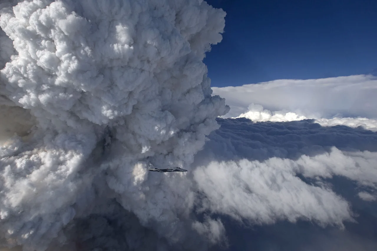 Formación de una nube de pirocumulonimbos elevándose sobre un gran incendio forestal en Oregón