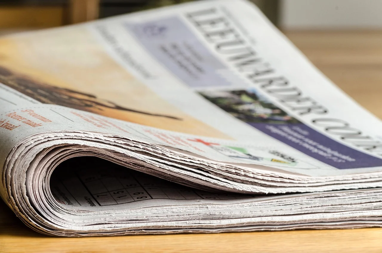 Periódico doblado en una mesa de madera