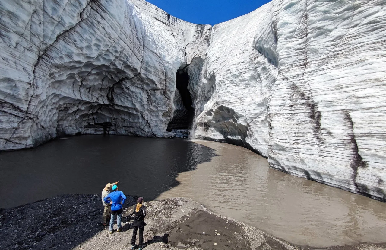 Anfiteatro de hielo formado en el glaciar de la Plaine Morte por el lago de Faverges