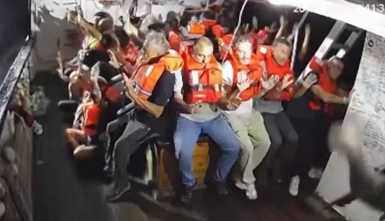 Tripulantes de la flotilla Global Sumud con chalecos salvavidas durante la interceptación de la marina israelí