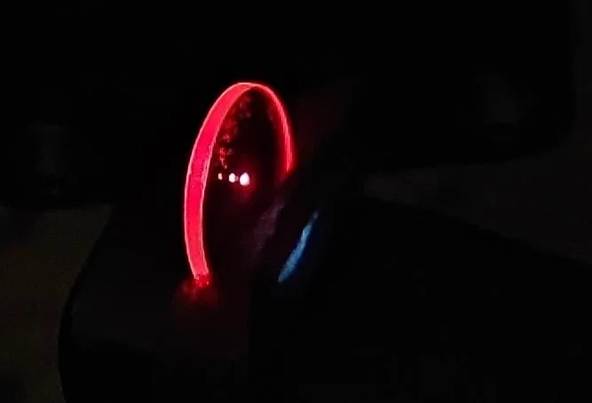 Película delgada que emite un resplandor rojo en estado excitado de doblete radical
