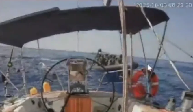 Lancha militar israelí acercándose al Marinette durante la intercepción en el mar