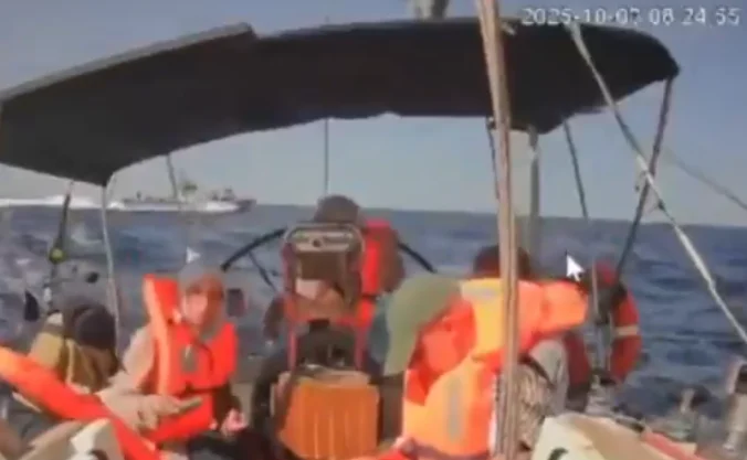 Personas con chalecos salvavidas a bordo del Marinette antes de la intercepción israelí