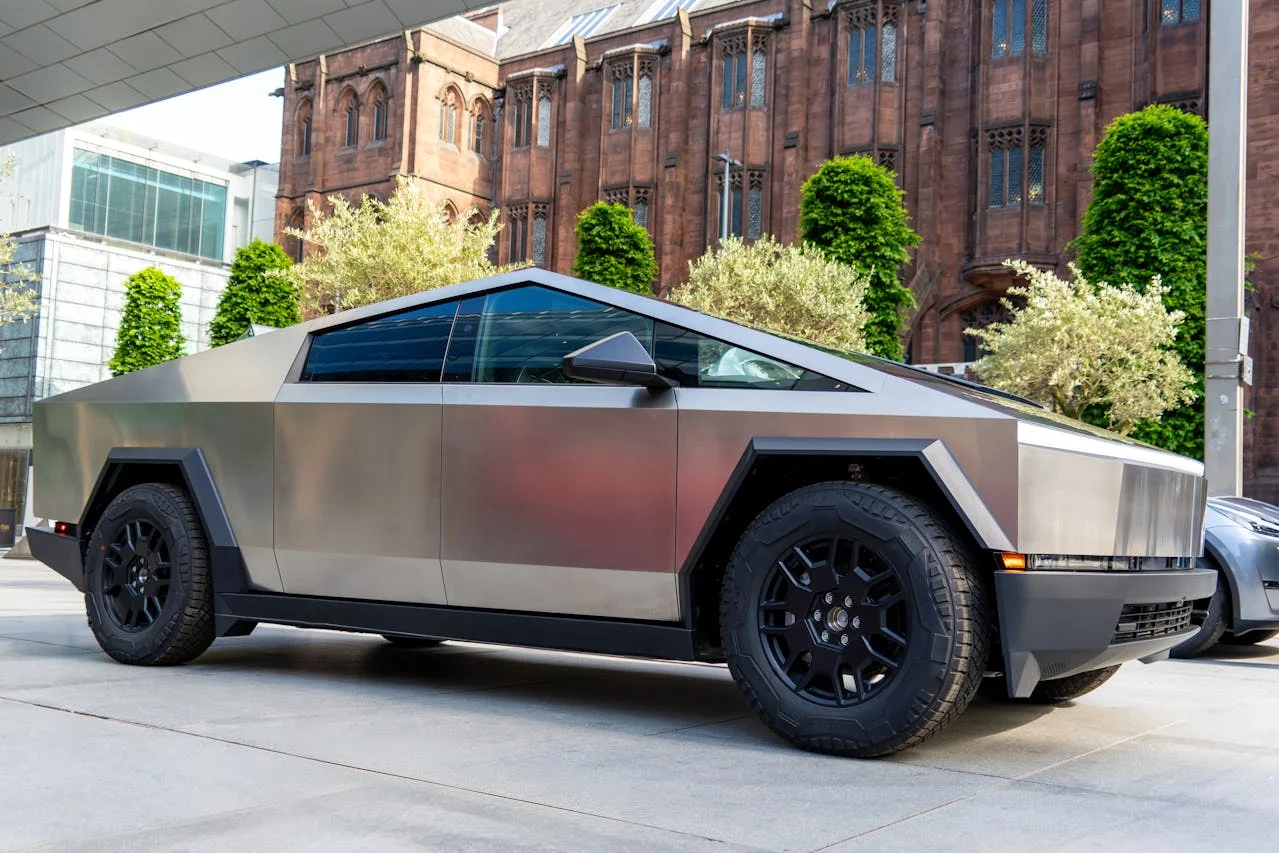 Tesla Cybertruck estacionada en una calle urbana