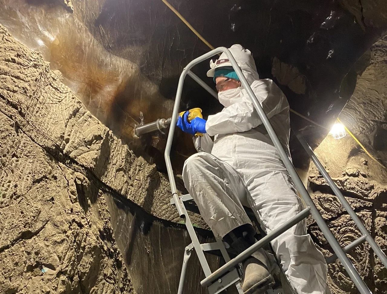 Robyn Barbato perfora una muestra en las paredes del túnel de permafrost en Alaska