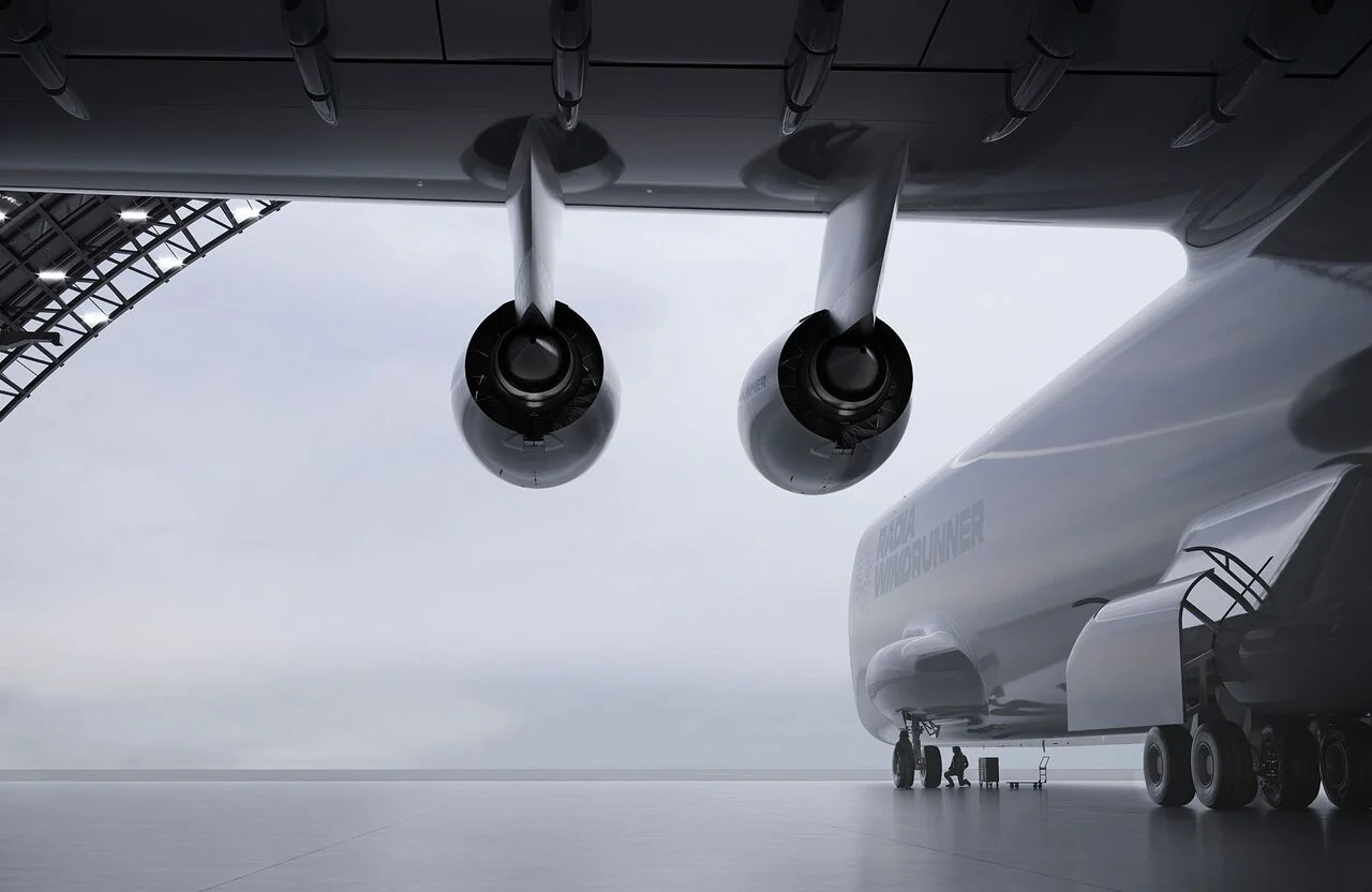 Avión WindRunner estacionado en un hangar con vista a los motores