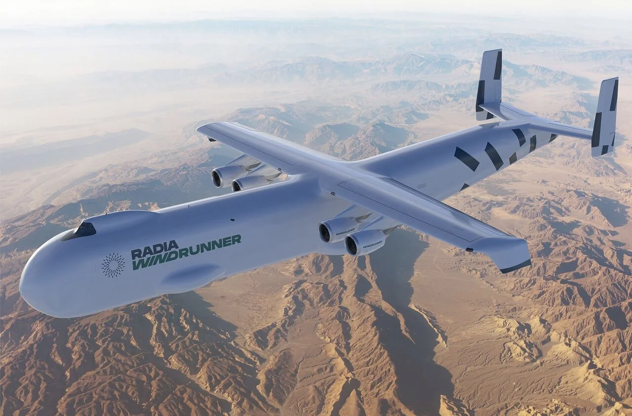 Avión WindRunner de Radia volando sobre un paisaje montañoso