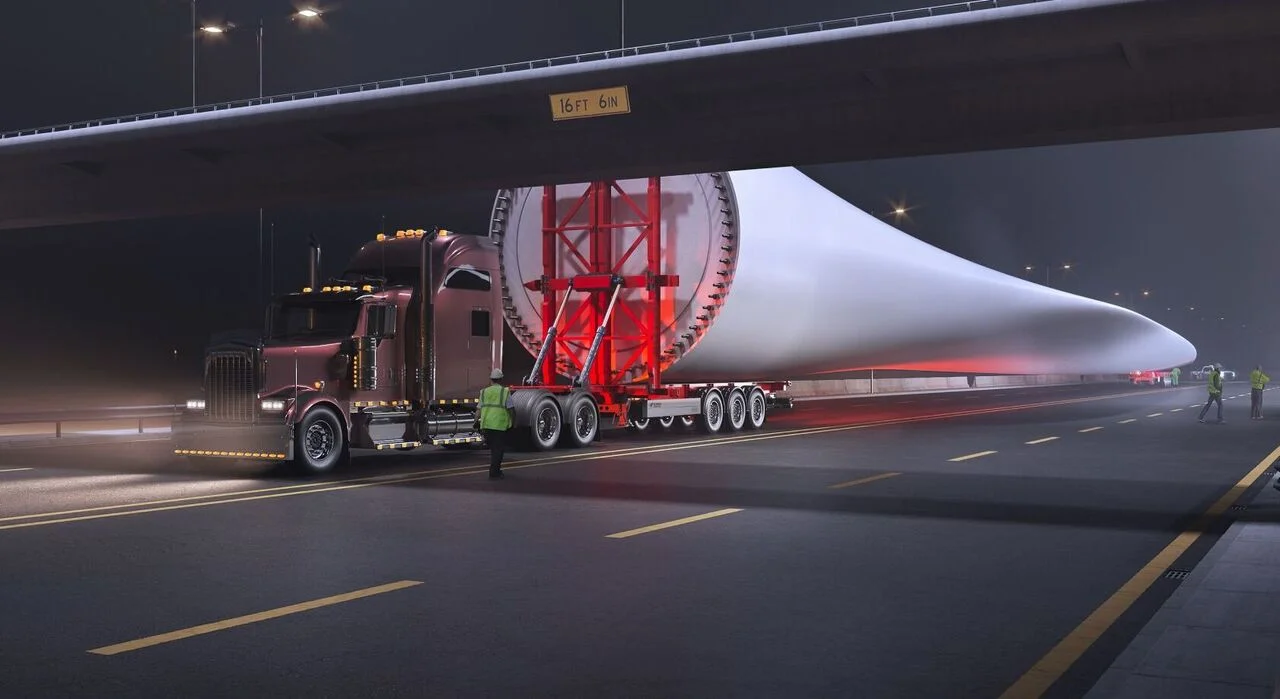 Un camión transporta la pala de una turbina eólica de más de 100 metros