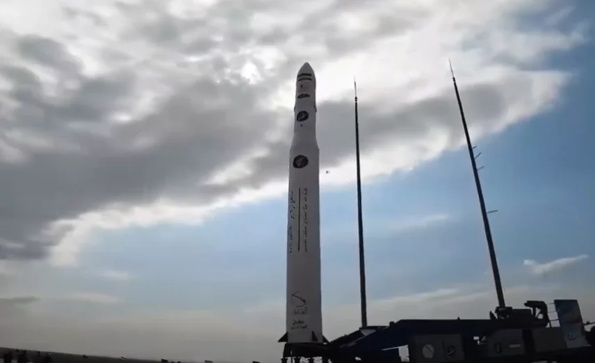 Cohete iraní Qaem-100 en posición vertical antes del lanzamiento del satélite Chamran-1