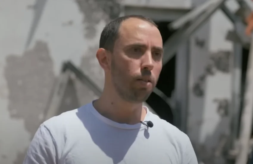 Tal Shoham, ex rehén liberado tras ser secuestrado por Hamás el 7 de octubre de 2023, junto a su familia