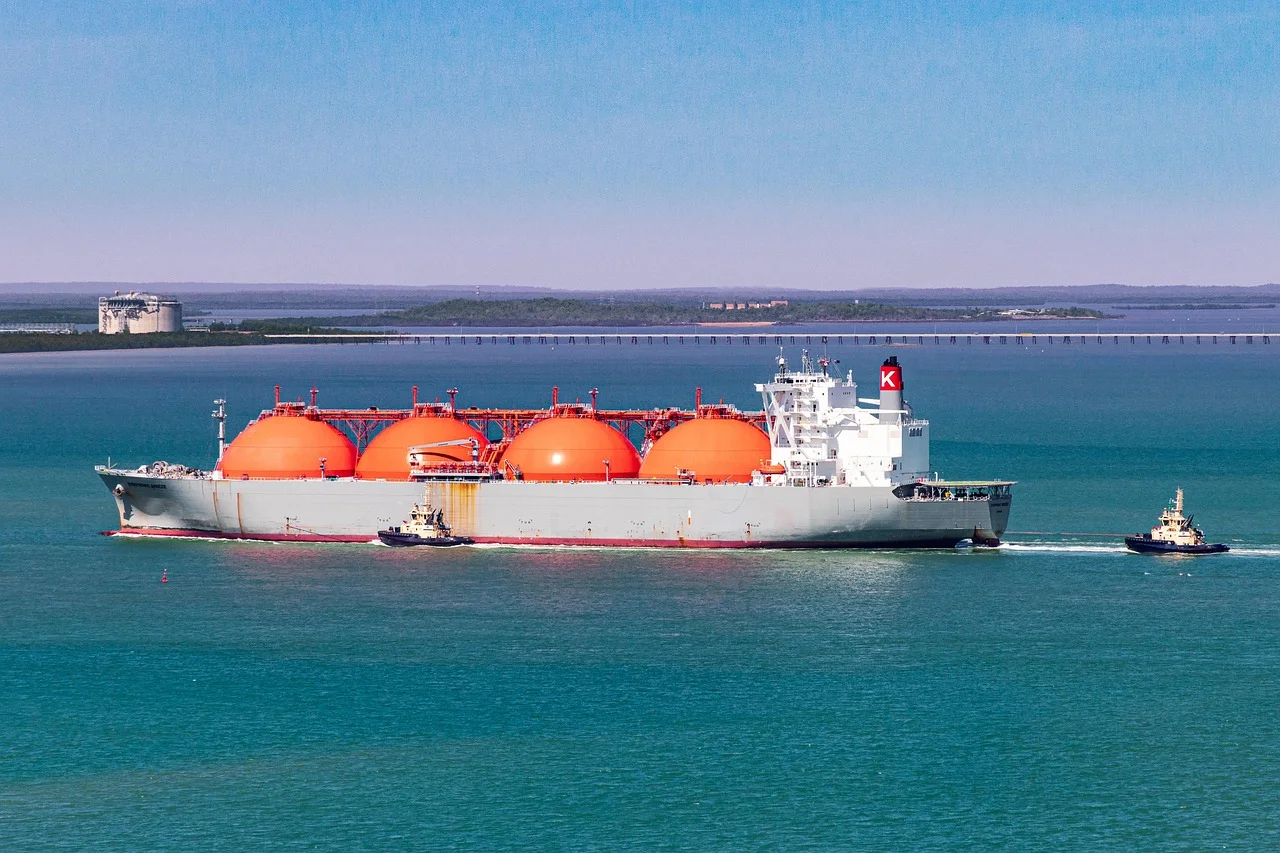 Buque metanero transportando gas natural licuado escoltado por remolcadores en aguas australianas