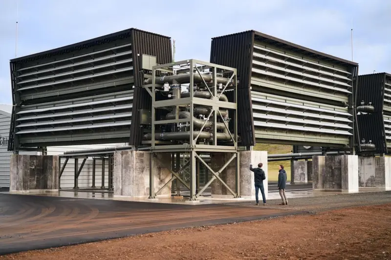 Módulos principales de la planta Orca de captura de carbono en Islandia, con dos técnicos observando la estructura
