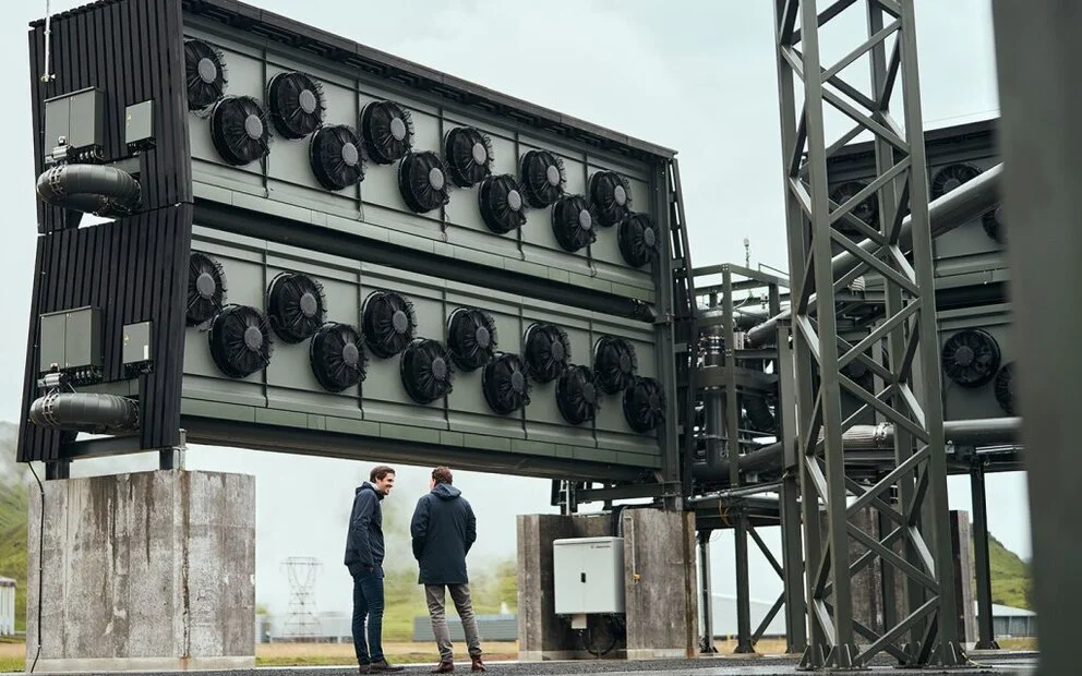 Paneles con ventiladores industriales en la planta Orca de Climeworks, utilizados para extraer CO₂ de la atmósfera