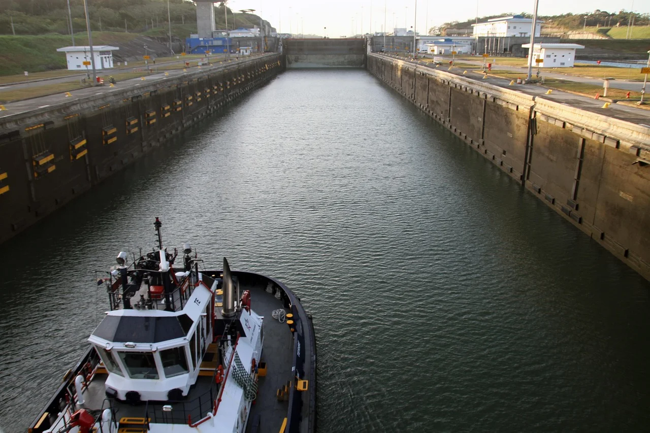 Embarcación ingresando a una esclusa del Canal de Panamá durante una maniobra de tránsito