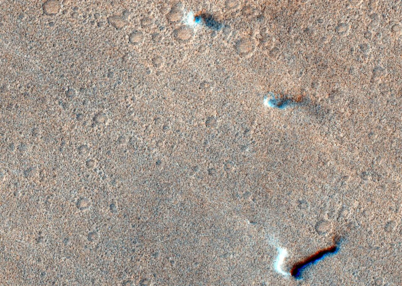 Tres remolinos de polvo avanzando por la superficie marciana, captados por el orbitador ExoMars