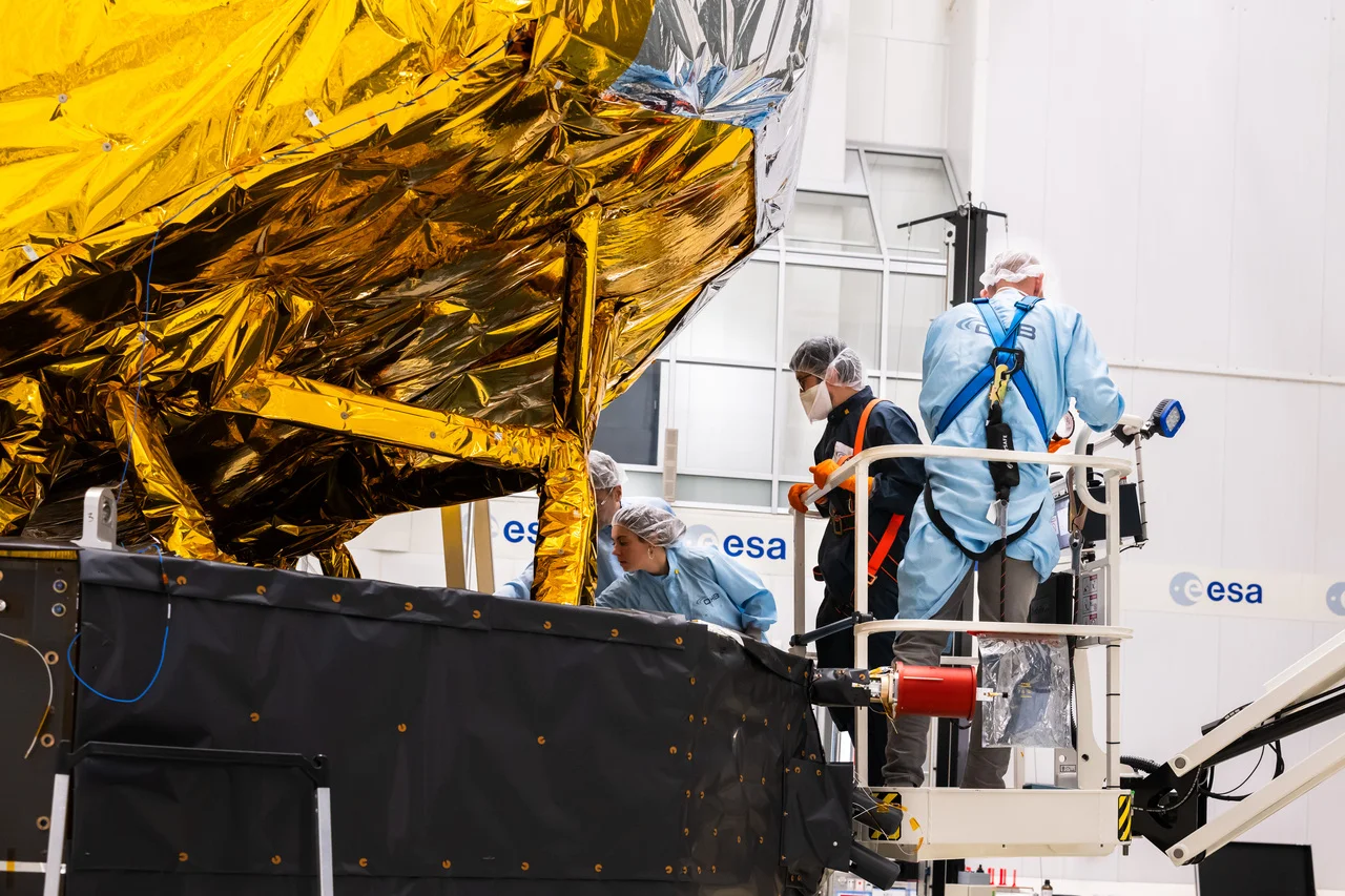 Ingenieros de la ESA trabajando en la nave espacial Platón durante la instalación del parasol y los paneles solares