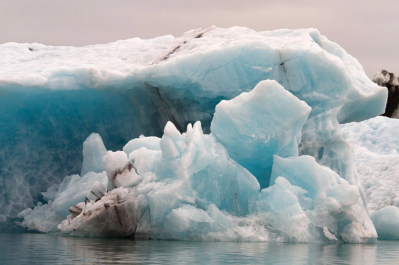 Bloque de hielo azul flotando en aguas del Ártico