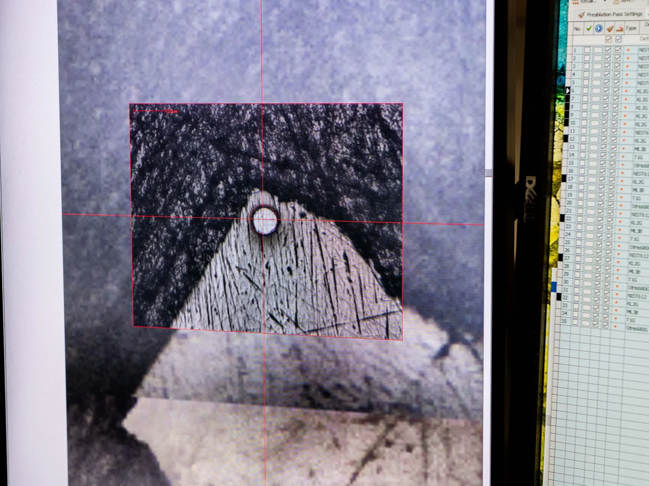 Investigador analiza muestras de roca en laboratorio de Penn State