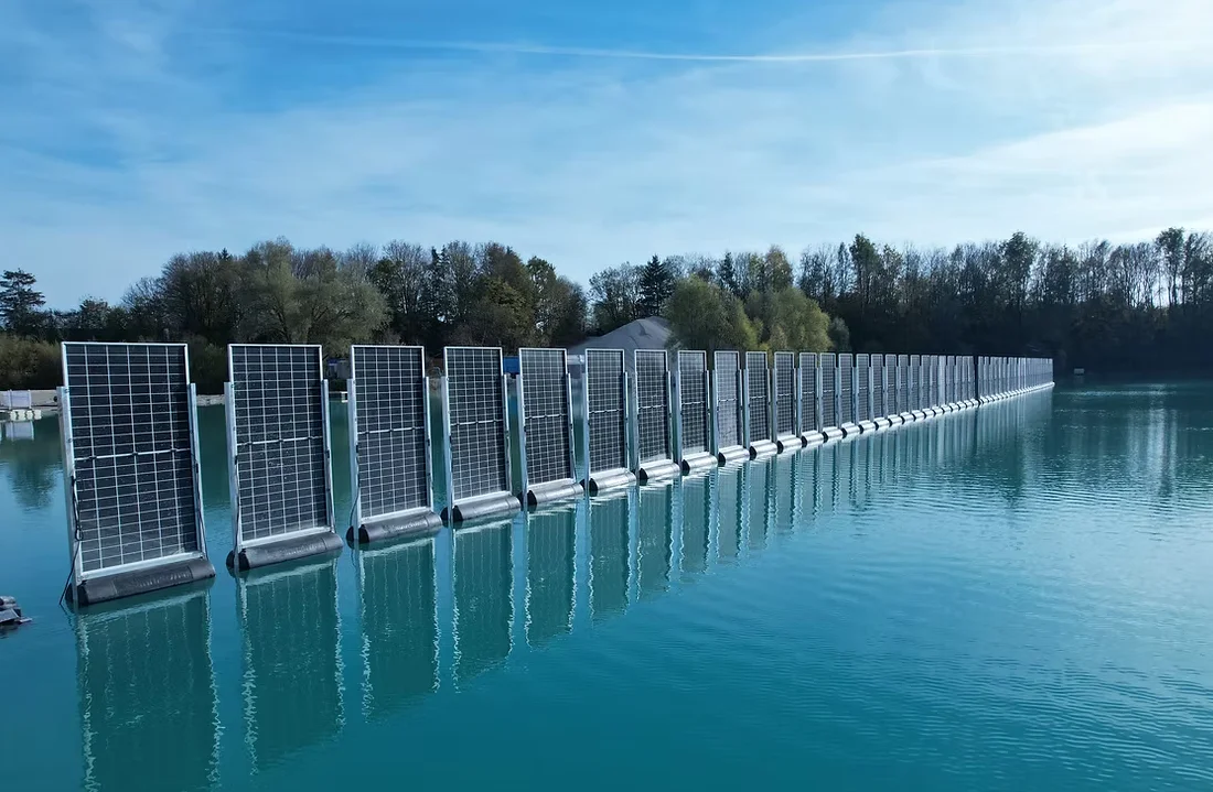 Filas de paneles solares verticales flotando en el agua, parte del sistema desarrollado por SinnPower
