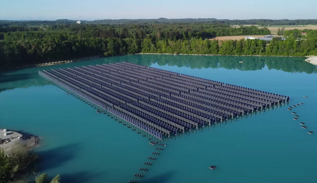 Planta solar flotante de SinnPower en un lago de Baviera, Alemania