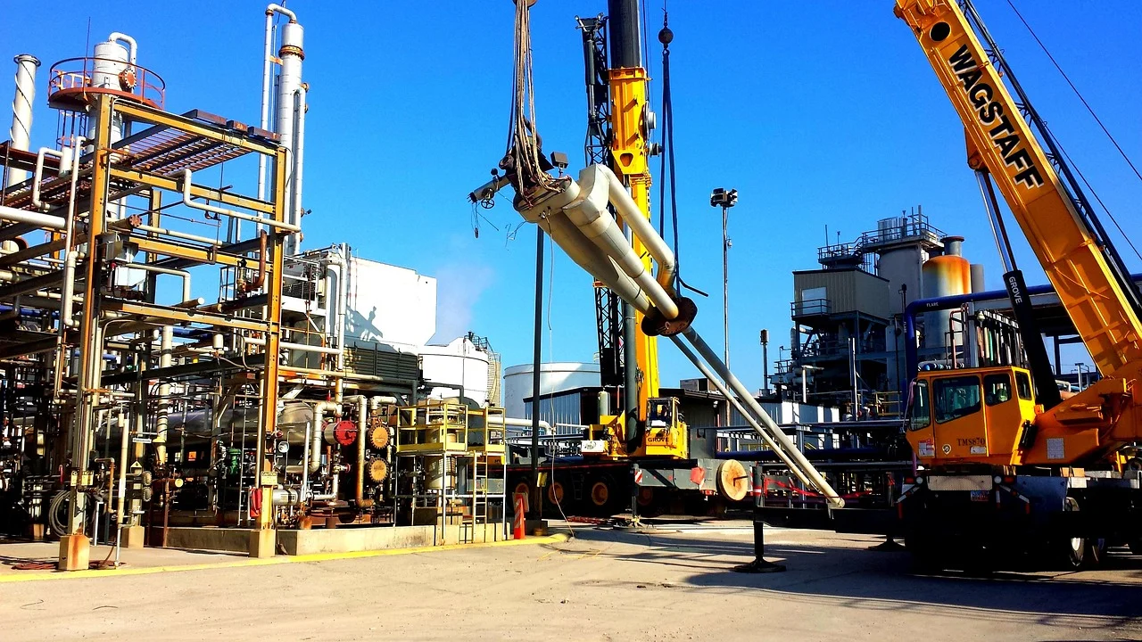 Plataforma petrolera con grúas y estructuras metálicas en plena operación industrial