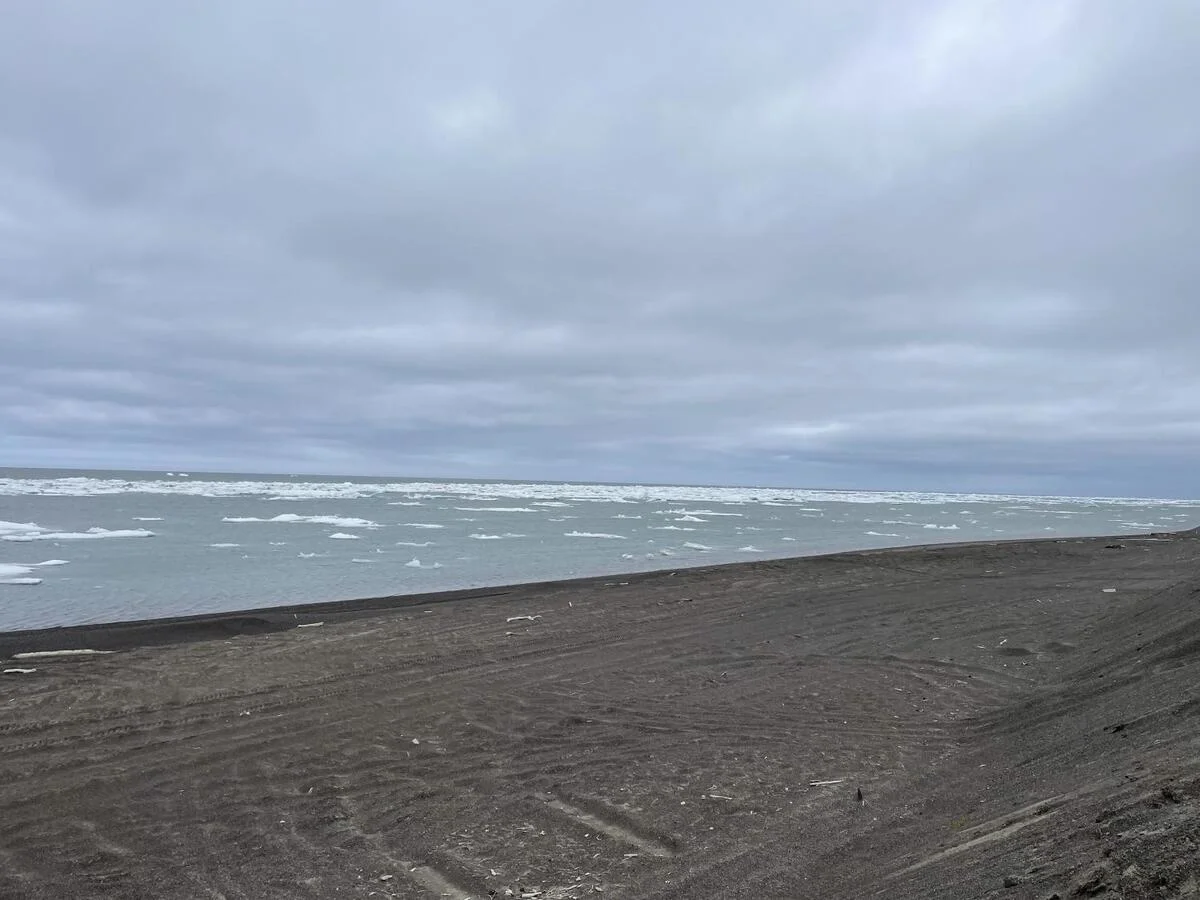 Hielo marino cerca de la costa de Utqiaġvik, Alaska