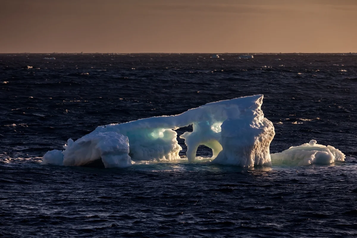 Iceberg flotando en las aguas del mar de Weddell, en la Antártida