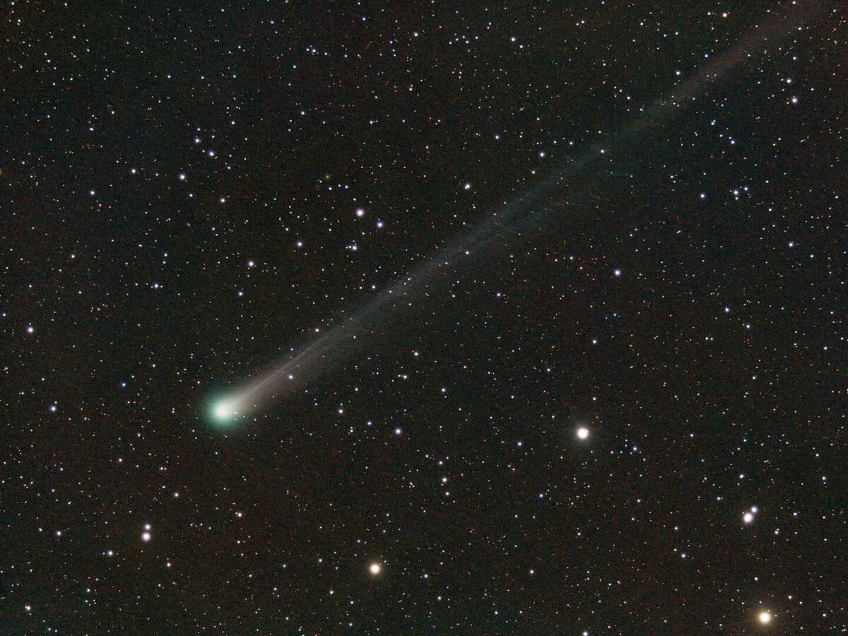 Cometa Lemmon con una brillante cola visible desde el cielo nocturno de Creta
