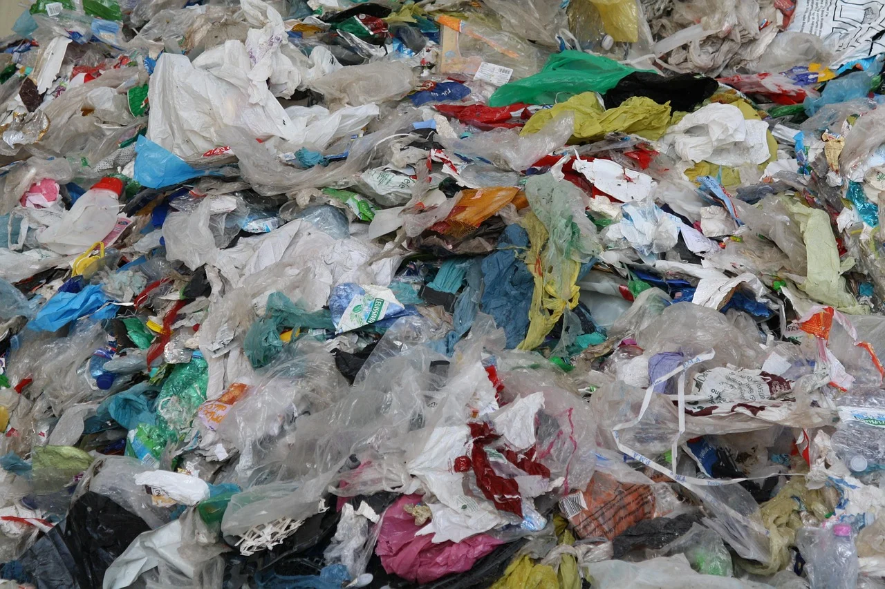 Montón de residuos plásticos mezclados en una planta de reciclaje