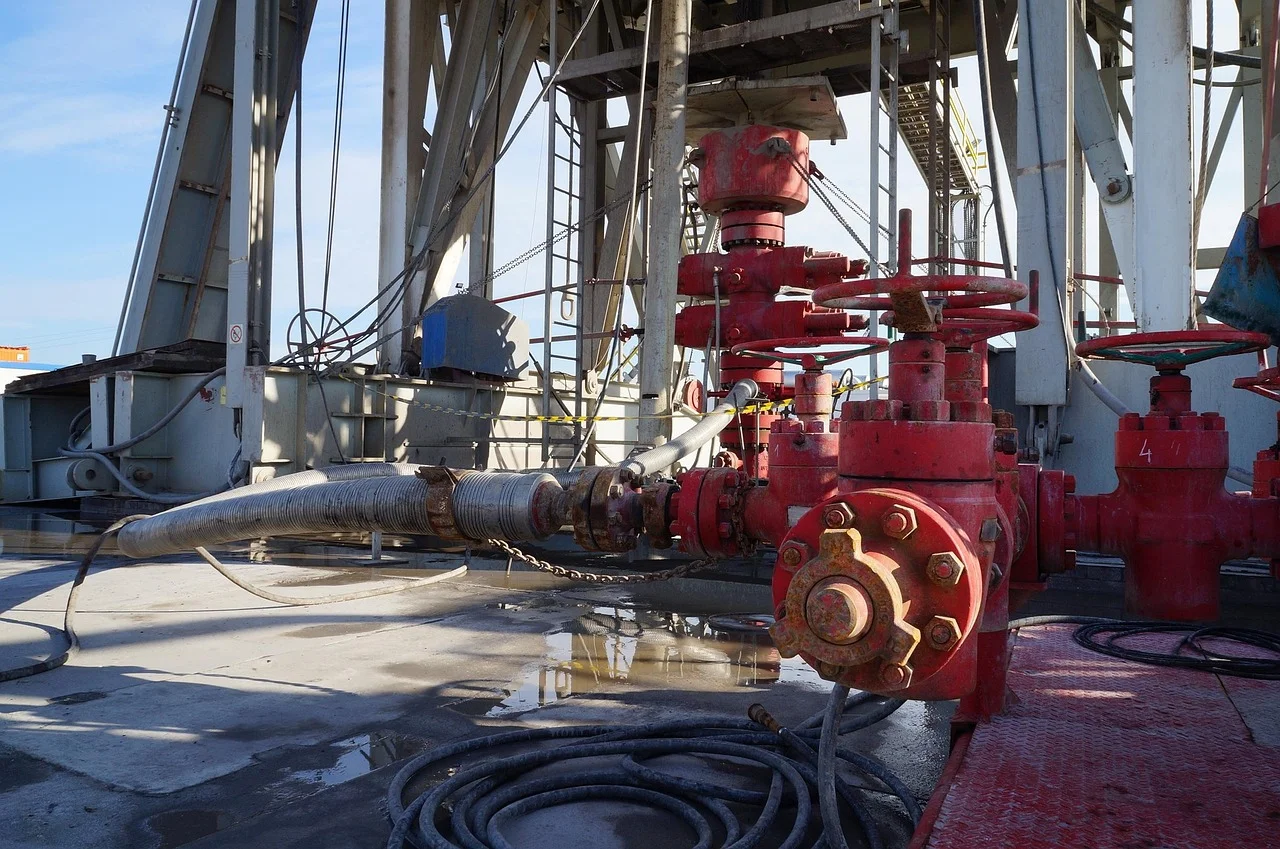 Plataforma industrial con válvulas y tuberías metálicas utilizadas en la extracción de gas natural