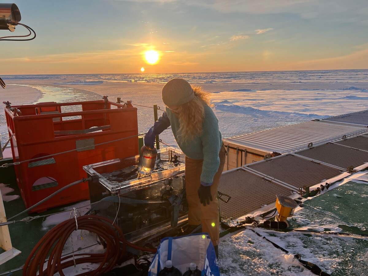 Investigadora tomando mediciones de fijación de nitrógeno en el océano Ártico a bordo del barco Polarstern