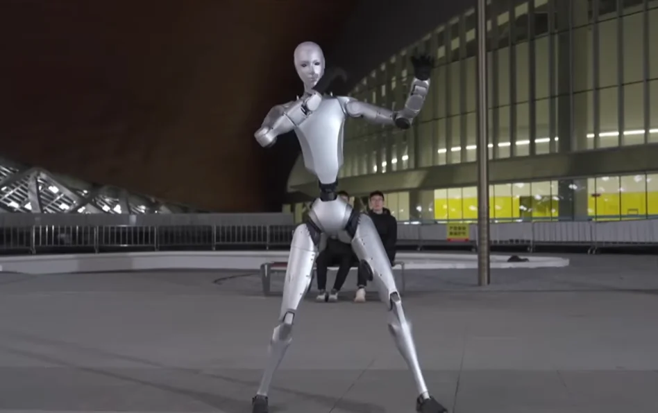 Robot H2 de Unitree Robotics realizando movimientos ágiles y equilibrados en un entorno urbano