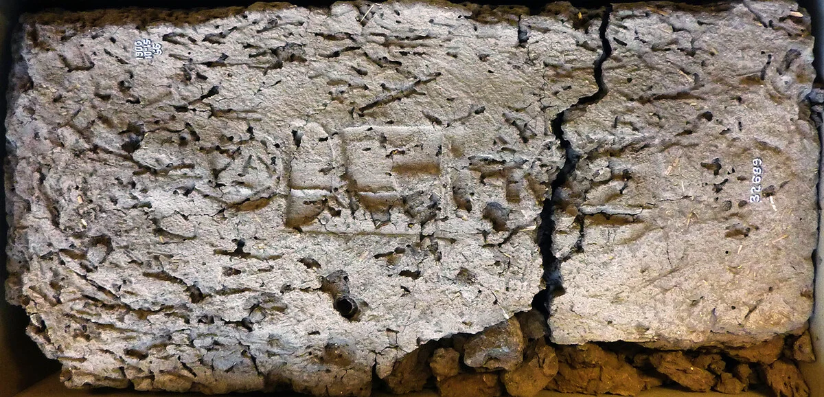Ladrillo de barro del Templo de Ahmose en Abidos con el prenomen Nebpehtire estampado, perteneciente al faraón Ahmose