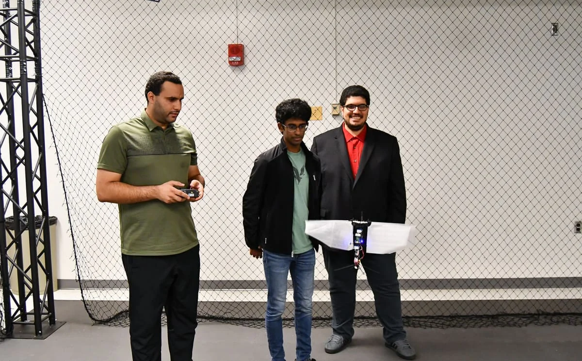 Investigadores y estudiantes de la Universidad de Cincinnati demostrando el funcionamiento del dron flapper en el laboratorio de dinámica y control