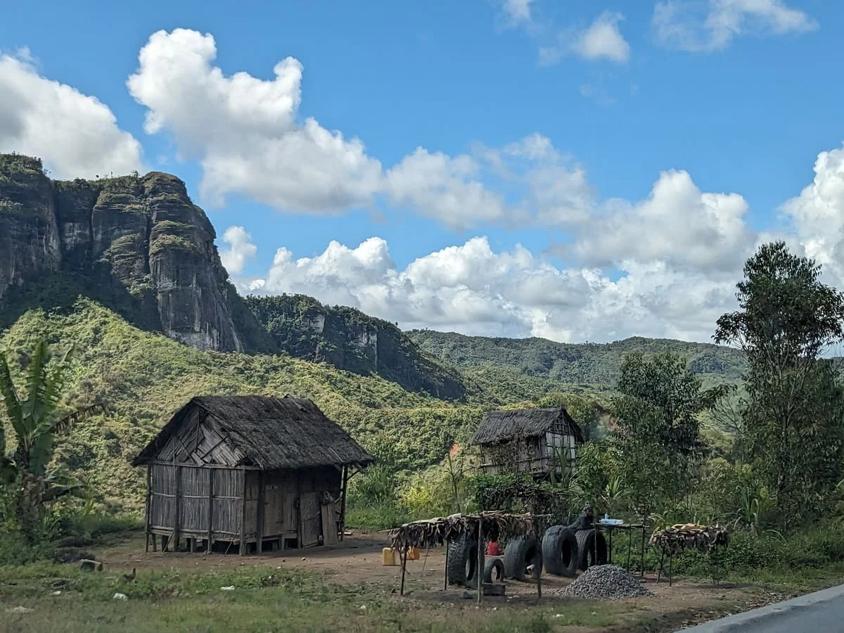 Formaciones rocosas escarpadas y colinas erosionadas del oeste de Madagascar bajo un cielo parcialmente nublado